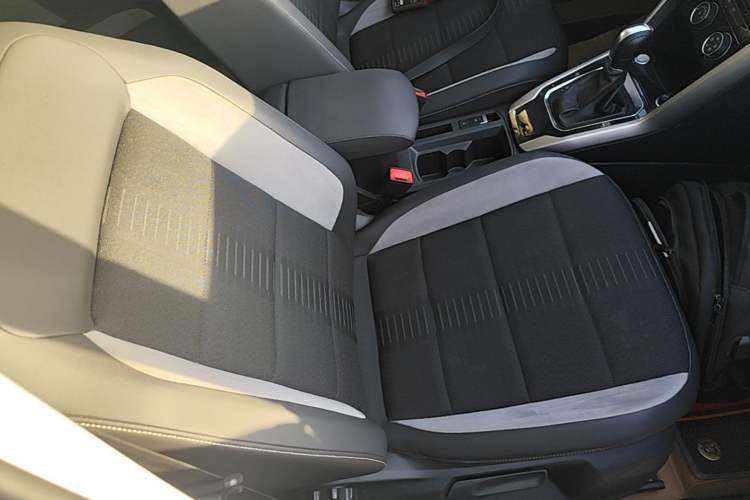 Used Volkswagen T-ROC 2022 280TSI DSG Two-Wheel Drive Elite PLUS Right Front Seat