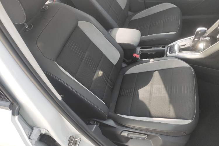 Used Volkswagen T-ROC 2022 280TSI DSG Two-Wheel Drive Elite PLUS Right Front Seat