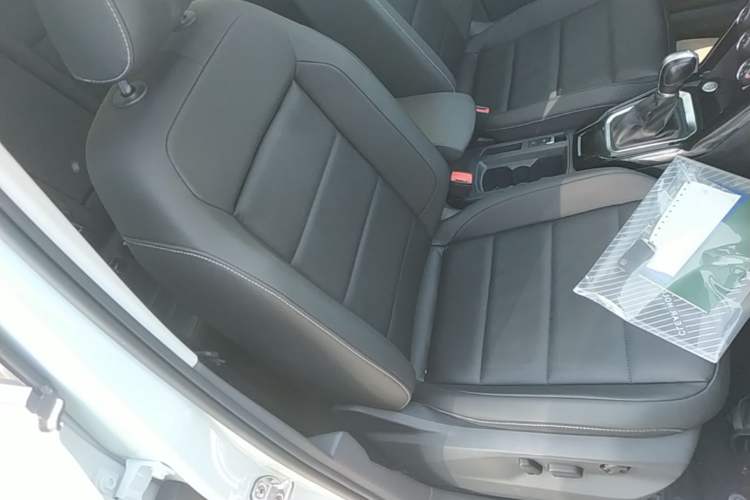Used Volkswagen T-ROC 2022 280TSI DSG Two-Wheel Drive Elite PLUS Right Front Seat