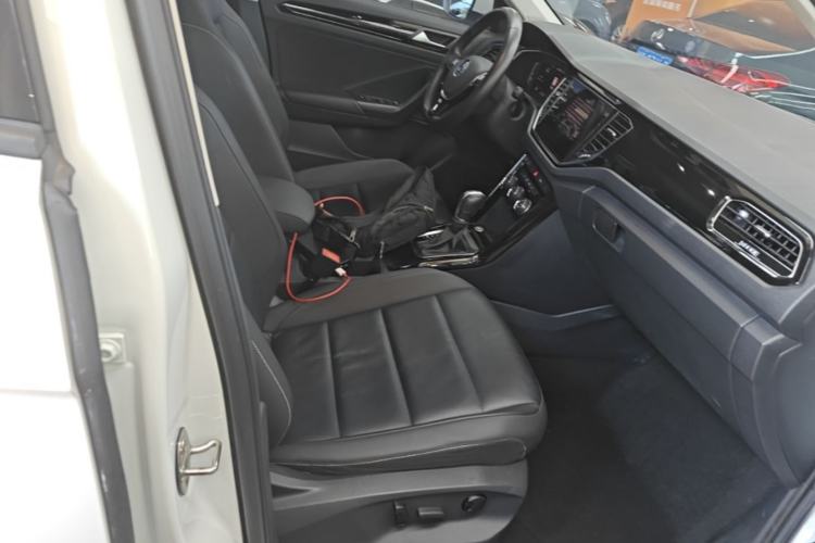 Used Volkswagen T-ROC 2022 280TSI DSG Two-Wheel Drive Elite PLUS Right Front Seat