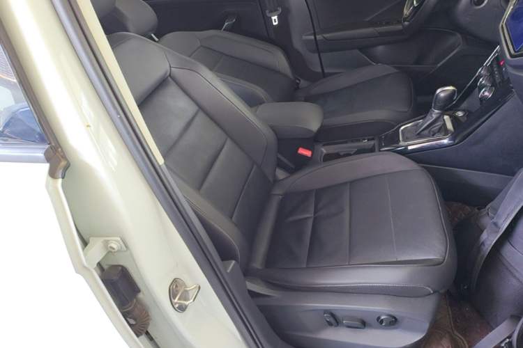 Used Volkswagen T-ROC 2022 280TSI DSG Two-Wheel Drive Comfort PLUS Right Front Seat