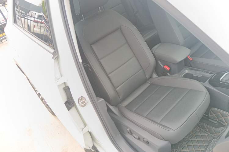 Used Volkswagen T-ROC 2022 280TSI DSG Two-Wheel Drive Elite PLUS Right Front Seat
