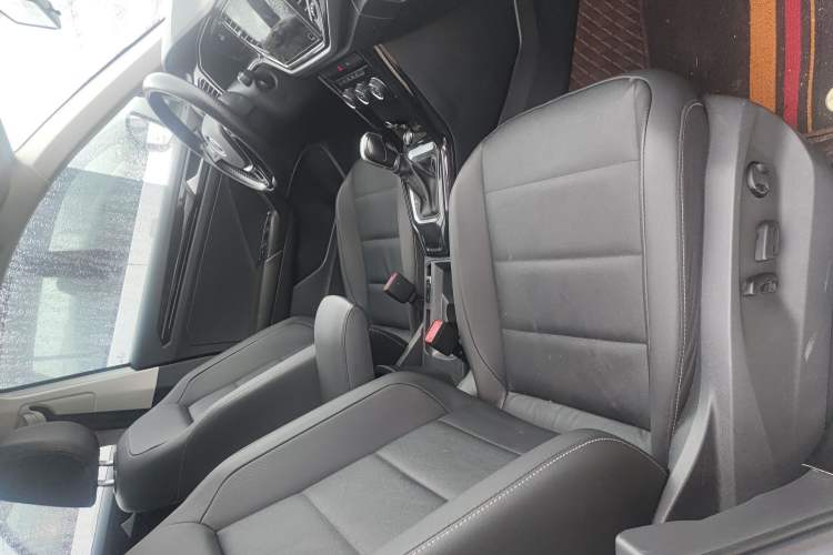 Used Volkswagen T-ROC 2022 280TSI DSG Two-Wheel Drive Elite PLUS Right Front Seat