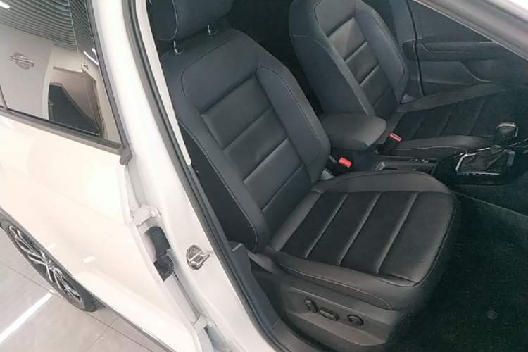 Used Volkswagen T-ROC 2022 280TSI DSG Two-Wheel Drive Comfort PLUS Right Front Seat