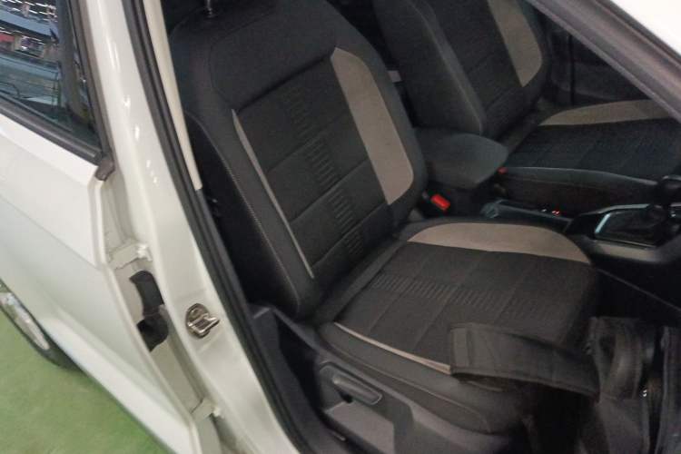 Used Volkswagen T-ROC 2022 280TSI DSG Two-Wheel Drive Elite PLUS Right Front Seat