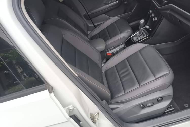 Used Volkswagen T-ROC 2022 280TSI DSG Two-Wheel Drive Elite PLUS Right Front Seat