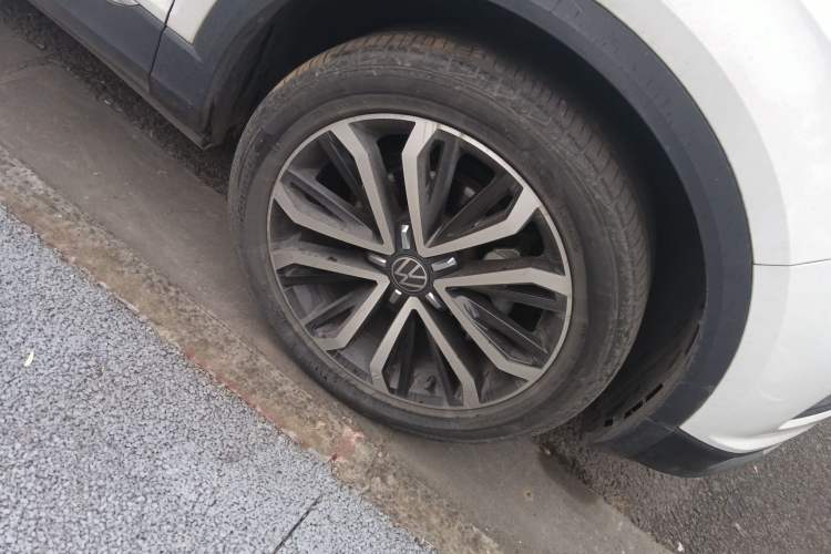 Used Volkswagen T-ROC 2022 280TSI DSG Two-Wheel Drive Comfort PLUS Right Front Wheel Hub