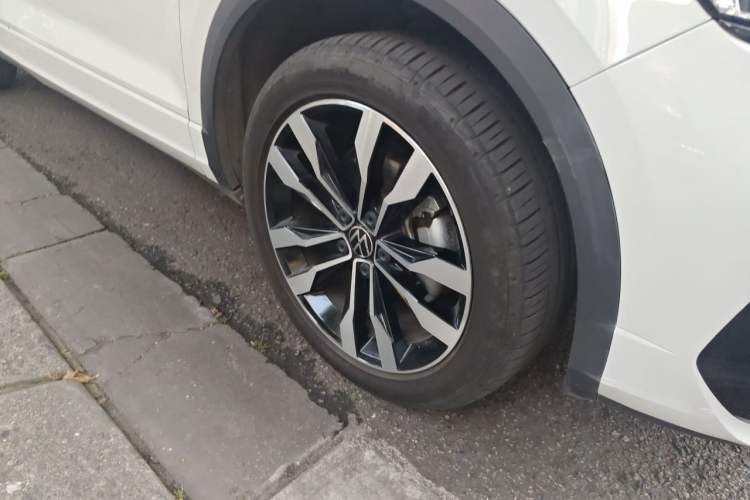 Used Volkswagen T-ROC 2022 280TSI DSG Two-Wheel Drive R-Line Pro PLUS Right Front Wheel Hub