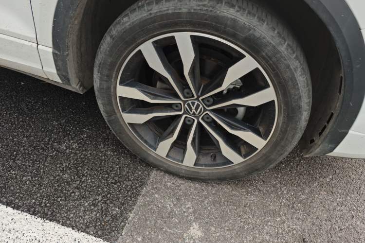 Used Volkswagen T-ROC 2022 280TSI DSG Two-Wheel Drive R-Line Pro PLUS Right Front Wheel Hub