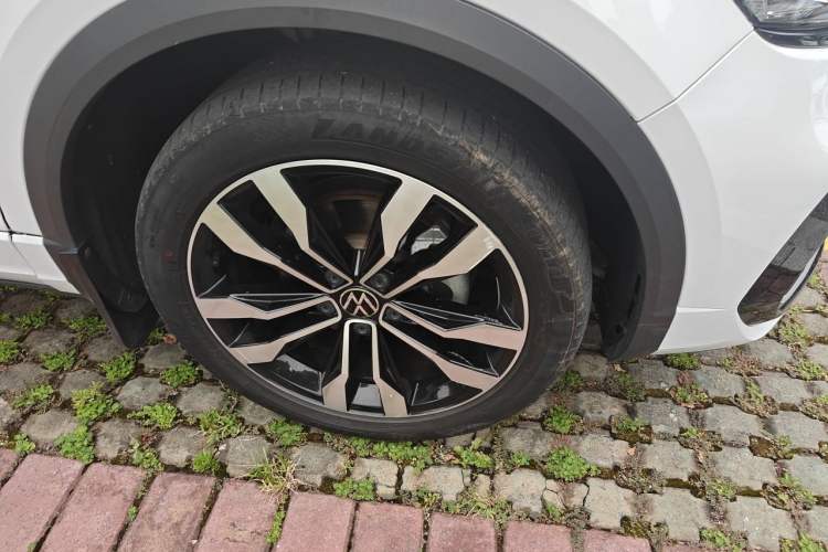 Used Volkswagen T-ROC 2022 280TSI DSG Two-Wheel Drive R-Line Pro PLUS Right Front Wheel Hub