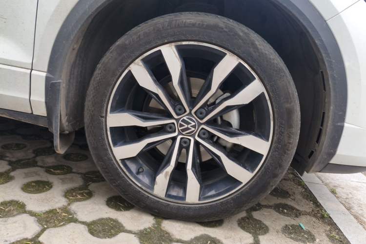 Used Volkswagen T-ROC 2022 280TSI DSG Two-Wheel Drive R-Line Pro PLUS Right Front Wheel Hub