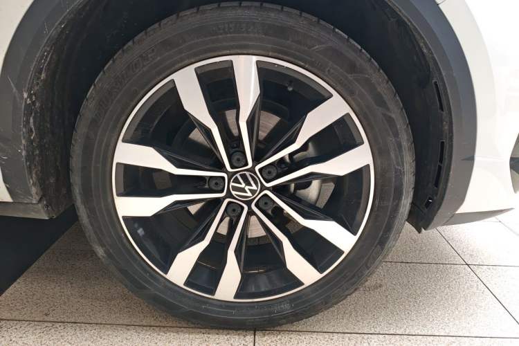 Used Volkswagen T-ROC 2022 280TSI DSG Two-Wheel Drive R-Line Pro PLUS Right Front Wheel Hub