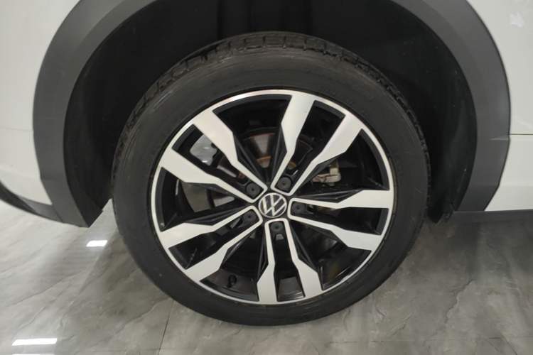 Used Volkswagen T-ROC 2022 280TSI DSG Two-Wheel Drive R-Line Pro PLUS Right Rear Wheel Hub