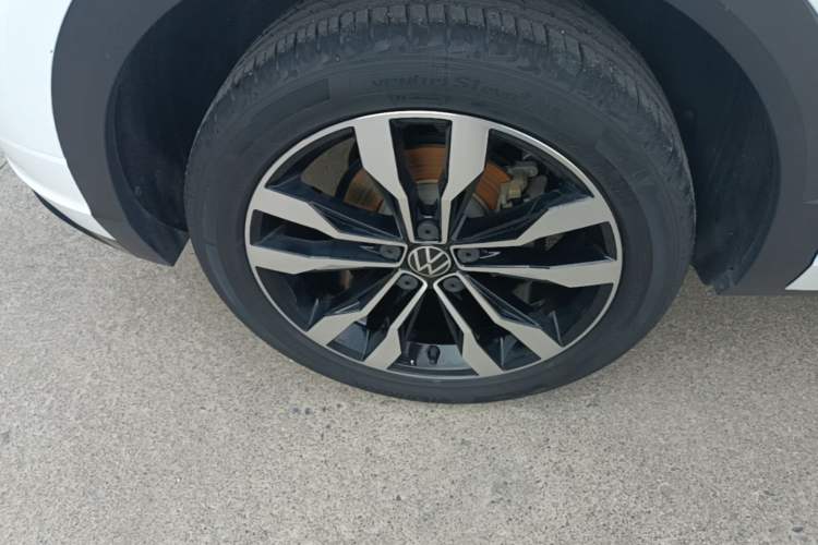 Used Volkswagen T-ROC 2022 280TSI DSG Two-Wheel Drive R-Line Pro PLUS Right Rear Wheel Hub