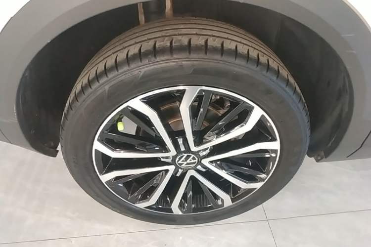 Used Volkswagen T-ROC 2022 280TSI DSG Two-Wheel Drive Comfort PLUS Right Rear Wheel Hub