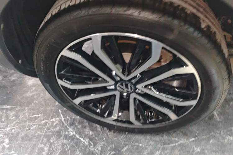 Used Volkswagen T-ROC 2022 280TSI DSG Two-Wheel Drive Comfort PLUS Right Rear Wheel Hub