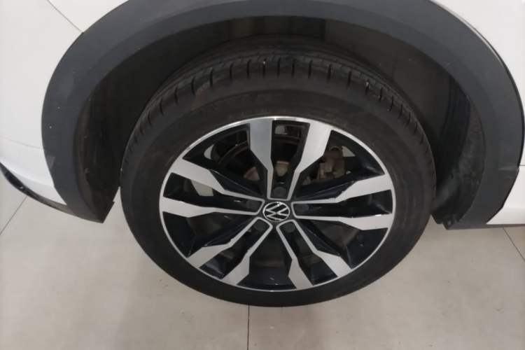 Used Volkswagen T-ROC 2022 280TSI DSG Two-Wheel Drive R-Line Pro PLUS Right Rear Wheel Hub
