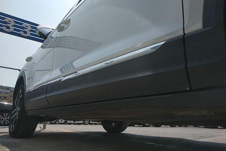 Used Volkswagen T-ROC 2022 280TSI DSG Two-Wheel Drive Elite PLUS Right Side Sill