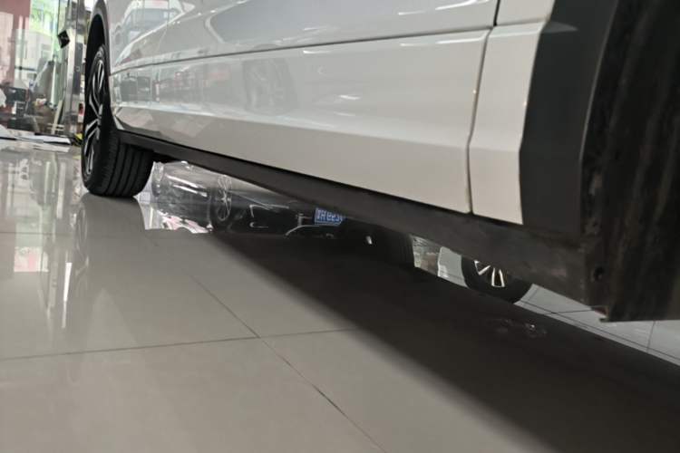 Used Volkswagen T-ROC 2022 280TSI DSG Two-Wheel Drive R-Line Pro PLUS Right Side Sill