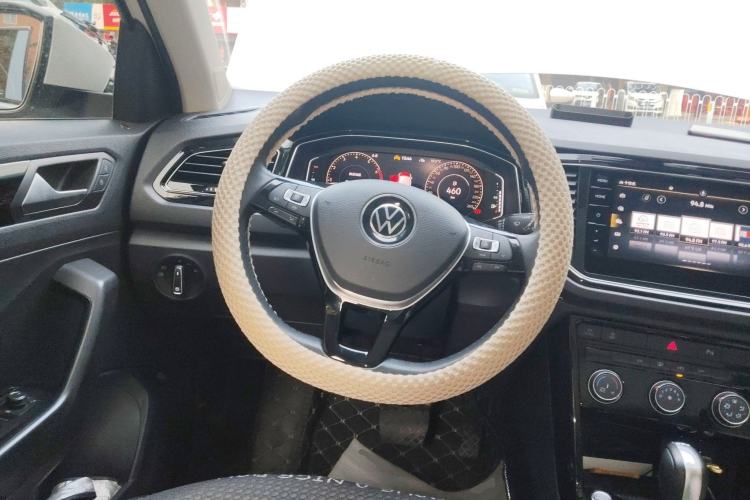 Used Volkswagen T-ROC 2022 280TSI DSG Two-Wheel Drive Comfort PLUS Steering Wheel