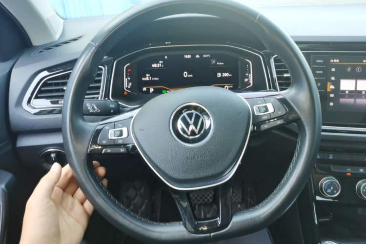 Used Volkswagen T-ROC 2022 280TSI DSG Two-Wheel Drive Comfort PLUS Steering Wheel