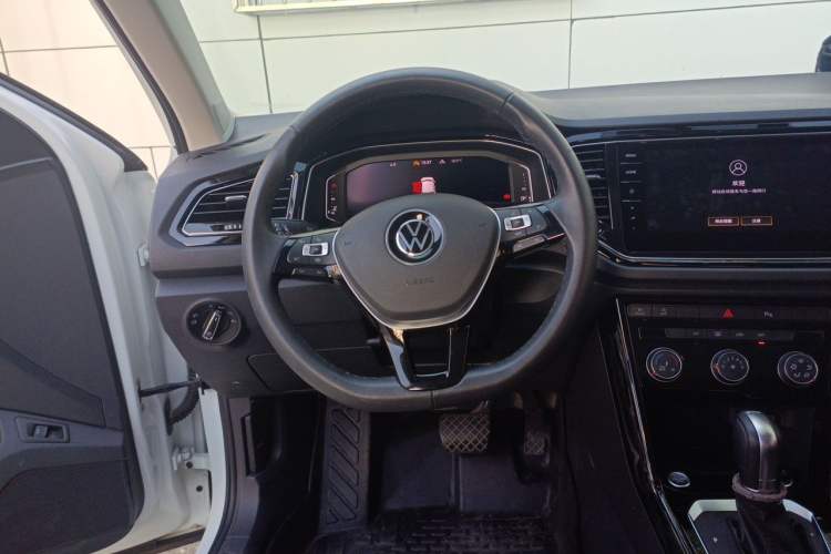 Used Volkswagen T-ROC 2022 280TSI DSG Two-Wheel Drive Comfort PLUS Steering Wheel