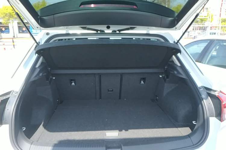 Used Volkswagen T-ROC 2022 280TSI DSG Two-Wheel Drive Elite PLUS Trunk