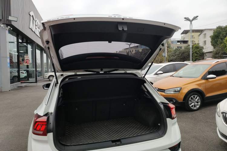 Used Volkswagen T-ROC 2022 280TSI DSG Two-Wheel Drive Comfort PLUS Trunk