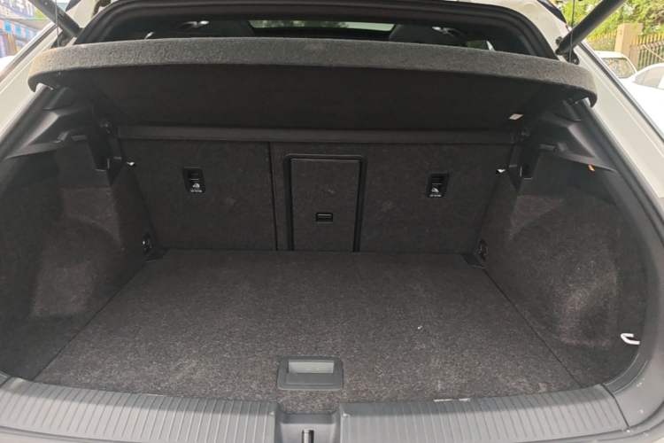Used Volkswagen T-ROC 2022 280TSI DSG Two-Wheel Drive R-Line Pro PLUS Trunk