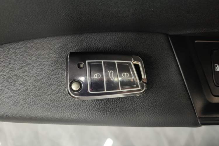 Used Volkswagen T-ROC 2022 280TSI DSG Two-Wheel Drive R-Line Pro PLUS Vehicle Key