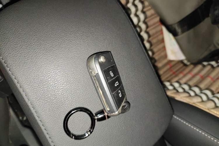 Used Volkswagen T-ROC 2022 280TSI DSG Two-Wheel Drive Comfort PLUS Vehicle Key