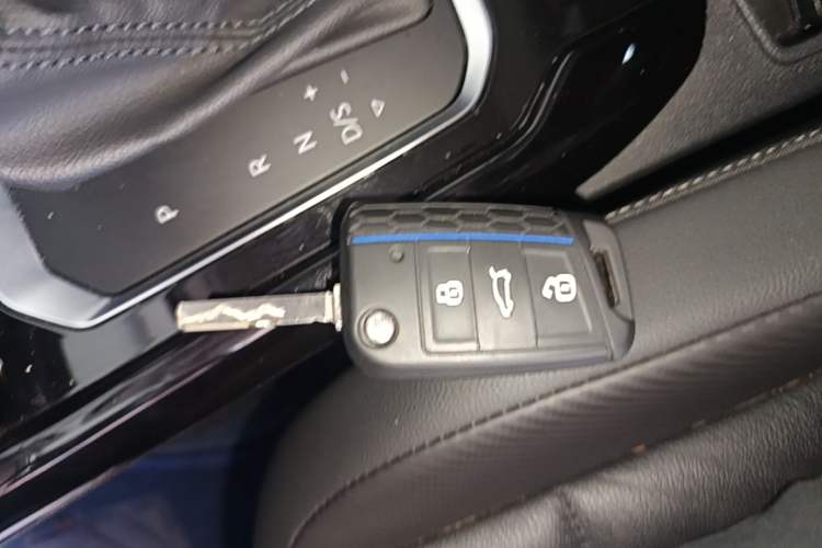 Used Volkswagen T-ROC 2022 280TSI DSG Two-Wheel Drive Comfort PLUS Vehicle Key