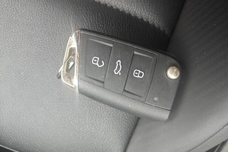 Used Volkswagen T-ROC 2022 280TSI DSG Two-Wheel Drive Comfort PLUS Vehicle Key