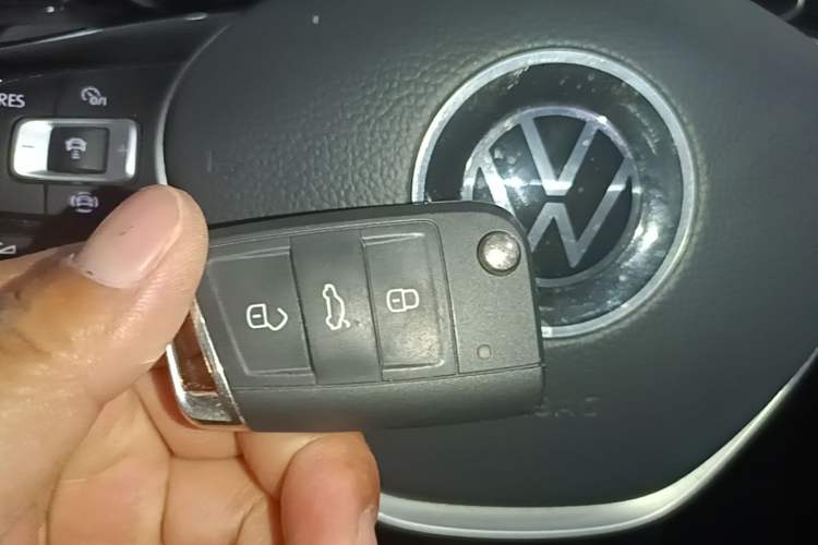 Used Volkswagen T-ROC 2022 280TSI DSG Two-Wheel Drive Comfort PLUS Vehicle Key