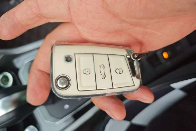 Used Volkswagen T-ROC 2022 280TSI DSG Two-Wheel Drive R-Line Pro PLUS Vehicle Key