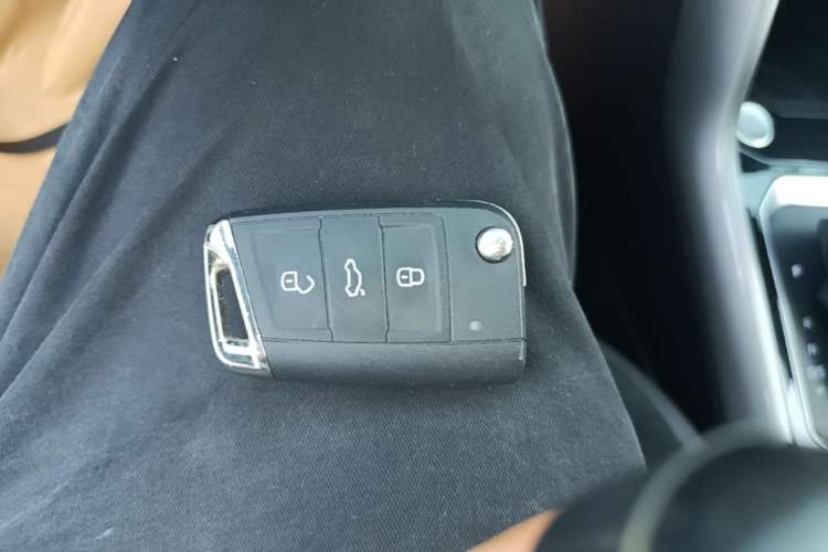 Used Volkswagen T-ROC 2022 280TSI DSG Two-Wheel Drive R-Line Pro PLUS Vehicle Key