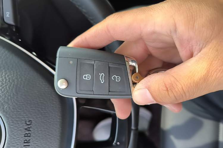 Used Volkswagen T-ROC 2022 280TSI DSG Two-Wheel Drive Comfort PLUS Vehicle Key