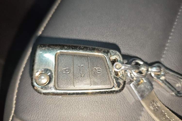 Used Volkswagen T-ROC 2022 280TSI DSG Two-Wheel Drive Comfort PLUS Vehicle Key