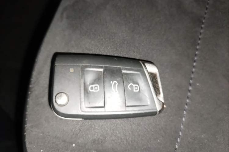 Used Volkswagen T-ROC 2022 280TSI DSG Two-Wheel Drive R-Line Pro PLUS Vehicle Key