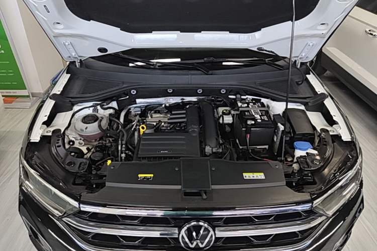 Used Volkswagen T-ROC 2023 280TSI DSG Two-Wheel Drive Time Edition Engine Bay