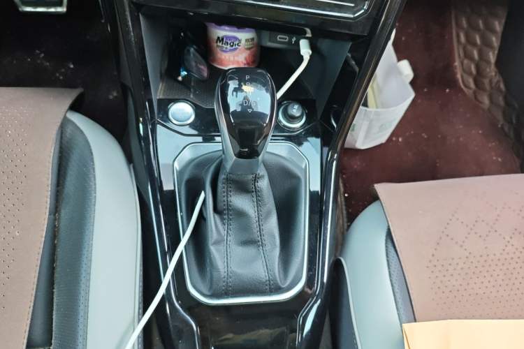 Used Volkswagen T-ROC 2023 300TSI DSG Two-Wheel-Drive Chen Guang Edition Gear Lever