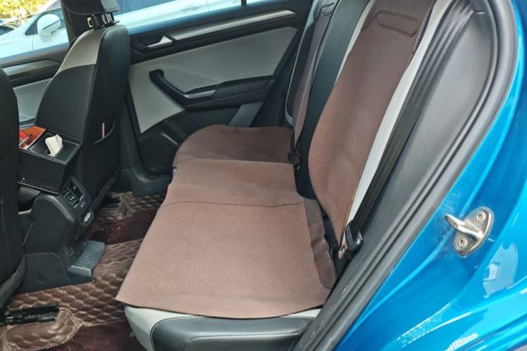 Used Volkswagen T-ROC 2023 300TSI DSG Two-Wheel-Drive Chen Guang Edition Left Rear Seat