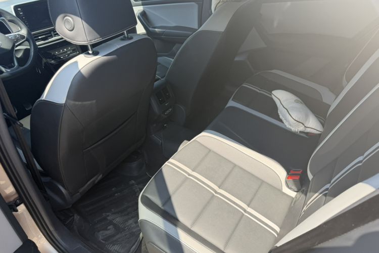 Used Volkswagen T-ROC 2023 300TSI DSG Two-Wheel-Drive Chen Guang Edition Interior 1