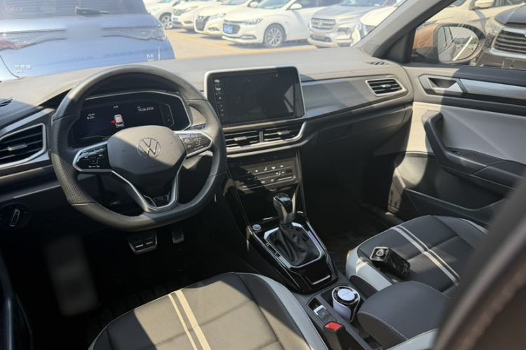 Used Volkswagen T-ROC 2023 300TSI DSG Two-Wheel-Drive Chen Guang Edition Interior 2