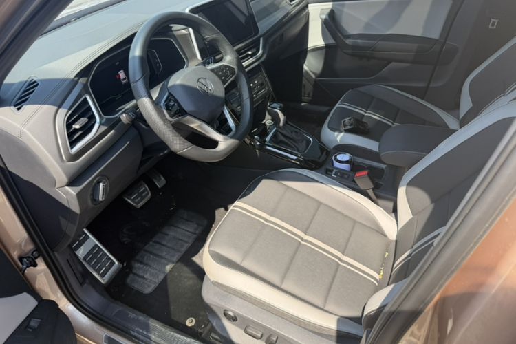 Used Volkswagen T-ROC 2023 300TSI DSG Two-Wheel-Drive Chen Guang Edition Interior 3
