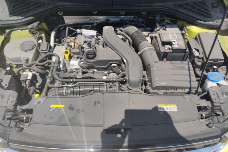 Used Volkswagen T-ROC 2023 300TSI DSG Two-Wheel Drive Starlight Edition Engine Bay