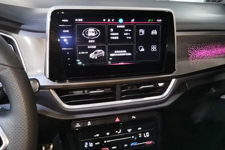 Used Volkswagen T-ROC 2023 300TSI DSG Two-Wheel-Drive Chen Guang Edition Audio And AC Panel