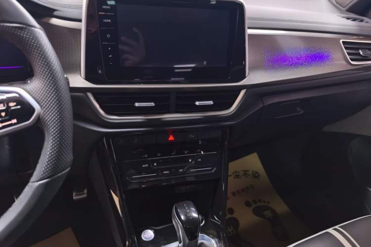 Used Volkswagen T-ROC 2023 300TSI DSG Two-Wheel-Drive Chen Guang Edition Audio And AC Panel