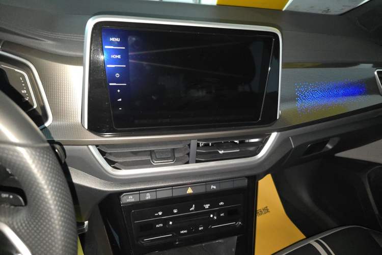 Used Volkswagen T-ROC 2023 300TSI DSG Two-Wheel-Drive Chen Guang Edition Audio And AC Panel