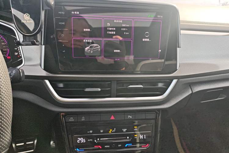 Used Volkswagen T-ROC 2023 300TSI DSG Two-Wheel-Drive Chen Guang Edition Audio And AC Panel